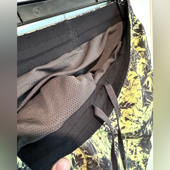 Lululemon Channel Cross Swim Short 5" Tropic Lemon Vibe Graphite Grey Men’s Sz M - Picture 9 of 15